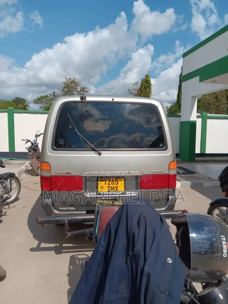 Toyota HiAce 2002 Silver