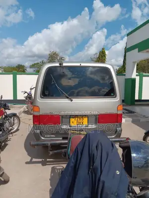 Toyota HiAce 2002 Silver