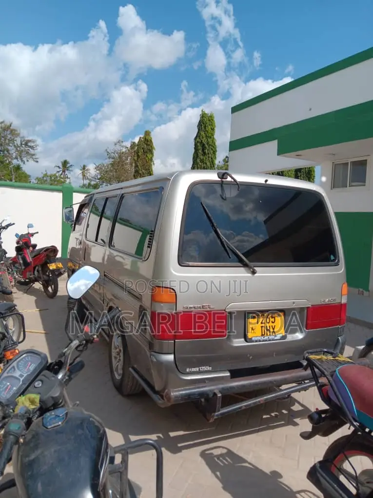 Toyota HiAce 2002 Silver