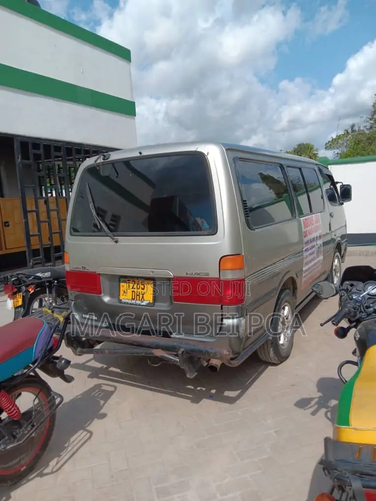Toyota HiAce 2002 Silver
