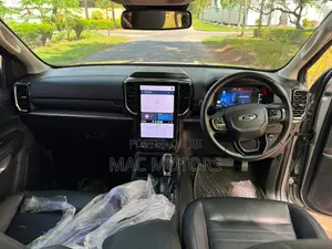 Ford Everest 2023 Silver