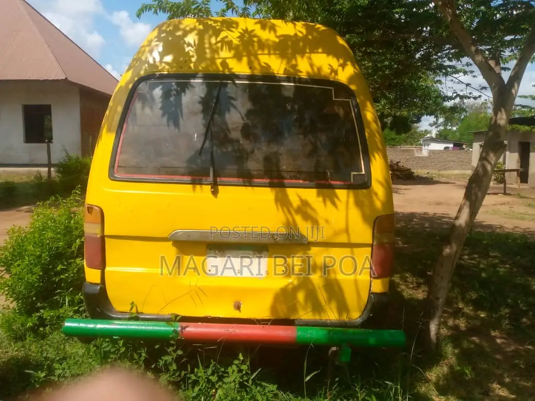 Toyota HiAce 1999 Orange
