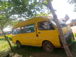 Toyota HiAce 1999 Orange