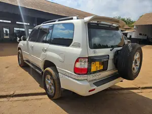 Toyota Land Cruiser 2000 White