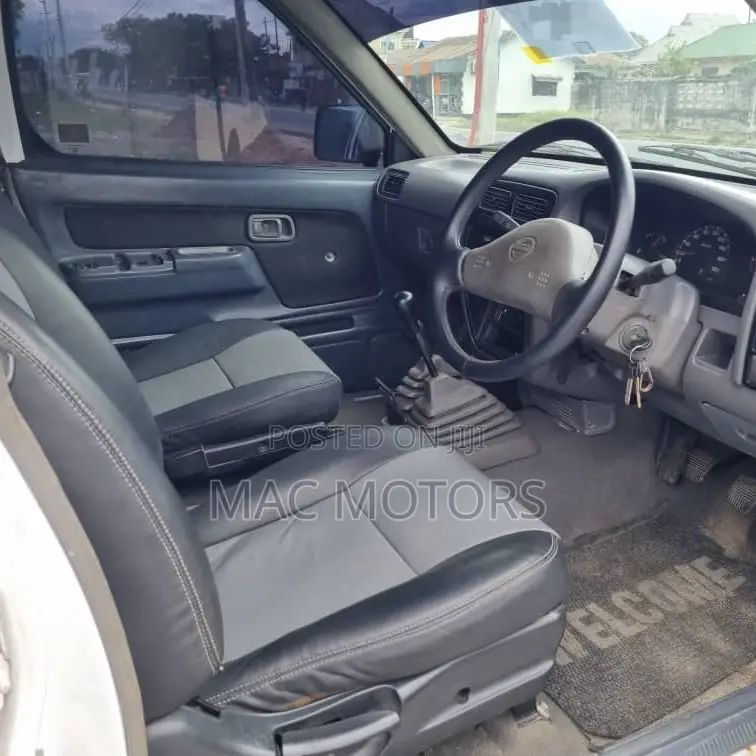 Nissan Hardbody 2008 White