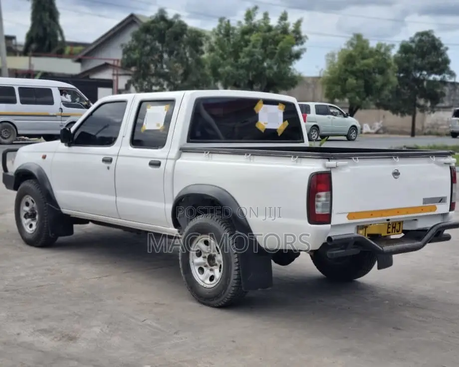 Nissan Hardbody 2008 White