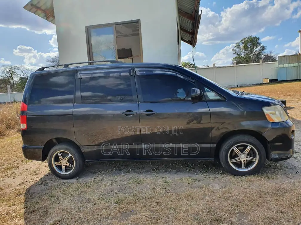 Toyota Noah 2.0 AWD (8 Seater) 2005 Black