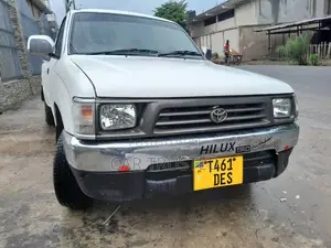 Toyota Hilux 2001 White