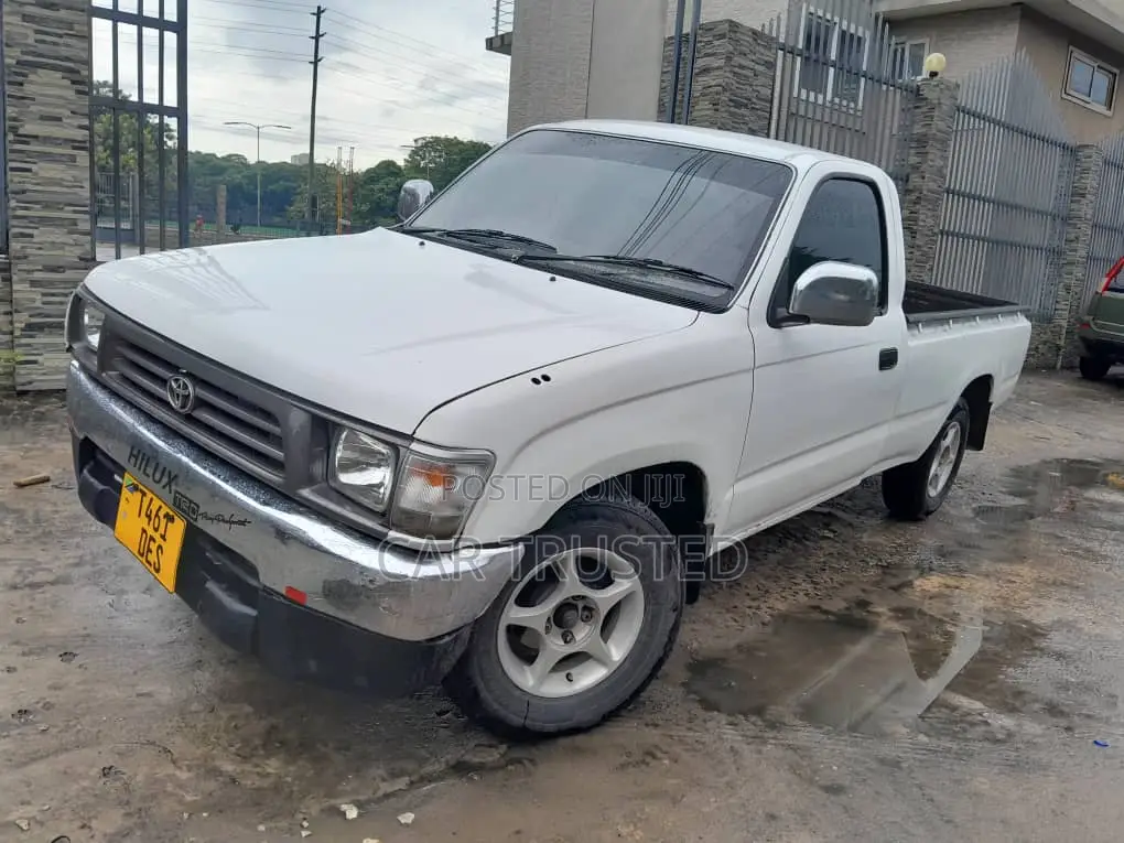 Toyota Hilux 2001 White