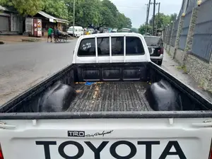 Toyota Hilux 2001 White