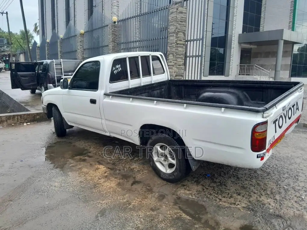 Toyota Hilux 2001 White