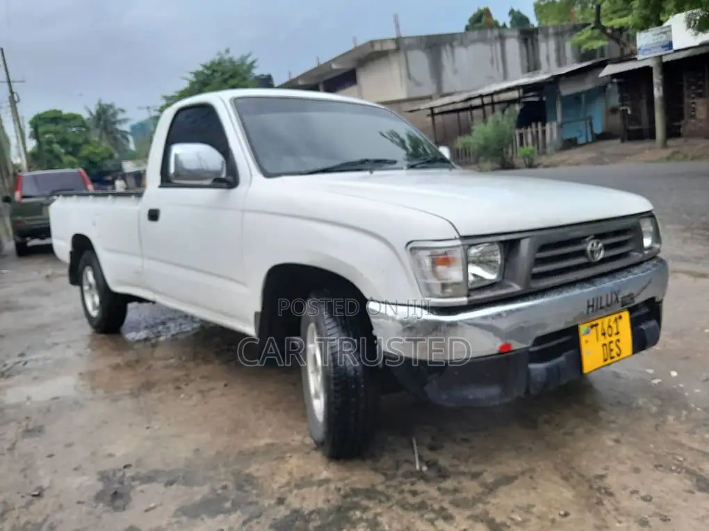 Toyota Hilux 2001 White