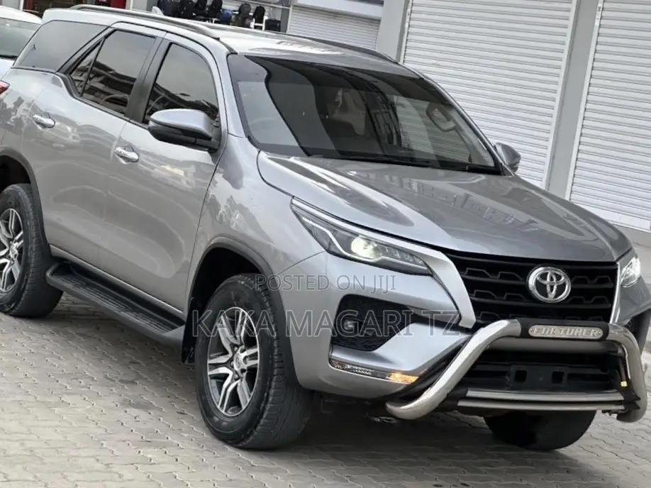 Toyota Fortuner 2022 Silver