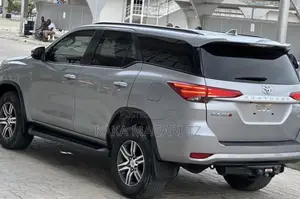 Toyota Fortuner 2022 Silver