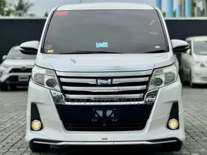Toyota Noah 1.8 FWD Hybrid (7 seater) 2014 White