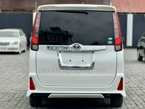 Toyota Noah 1.8 FWD Hybrid (7 seater) 2014 White