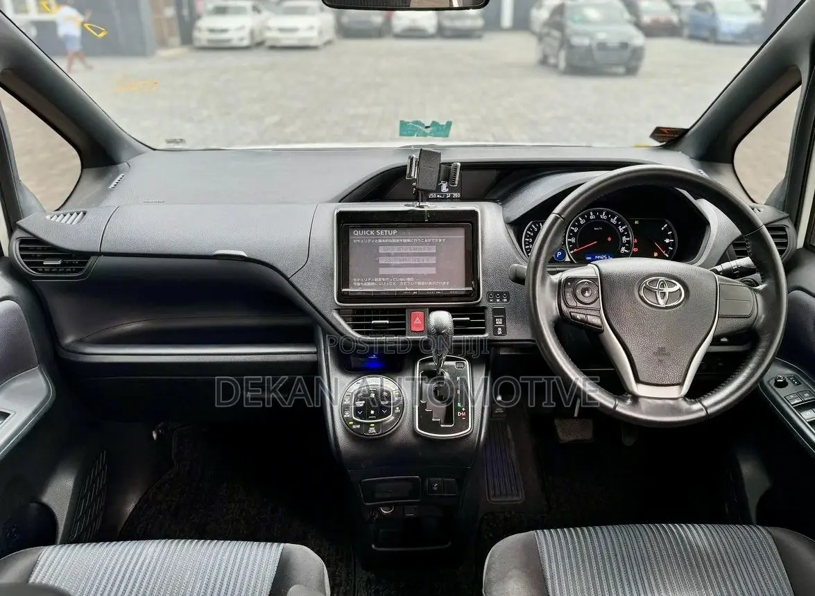 Toyota Noah 1.8 FWD Hybrid (7 seater) 2014 White