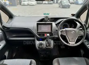 Toyota Noah 1.8 FWD Hybrid (7 seater) 2014 White