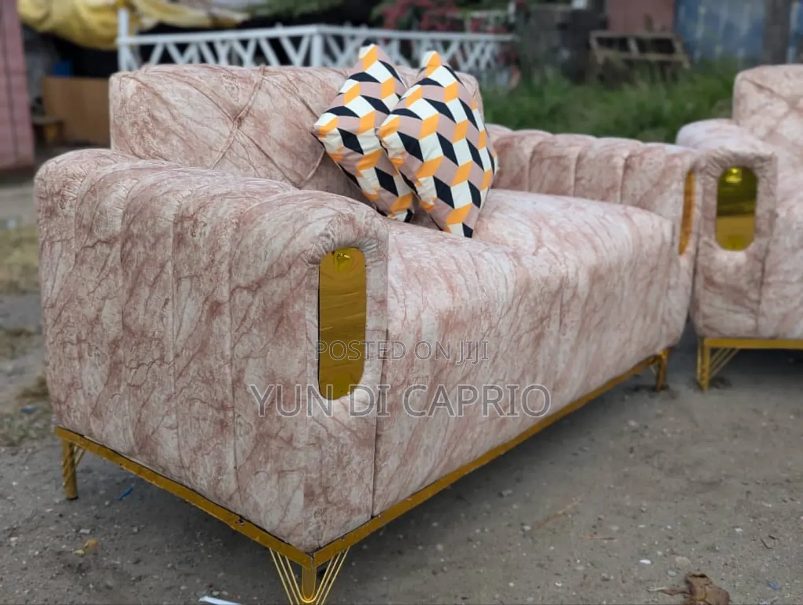 Sofa Set Kali Sana Mpya