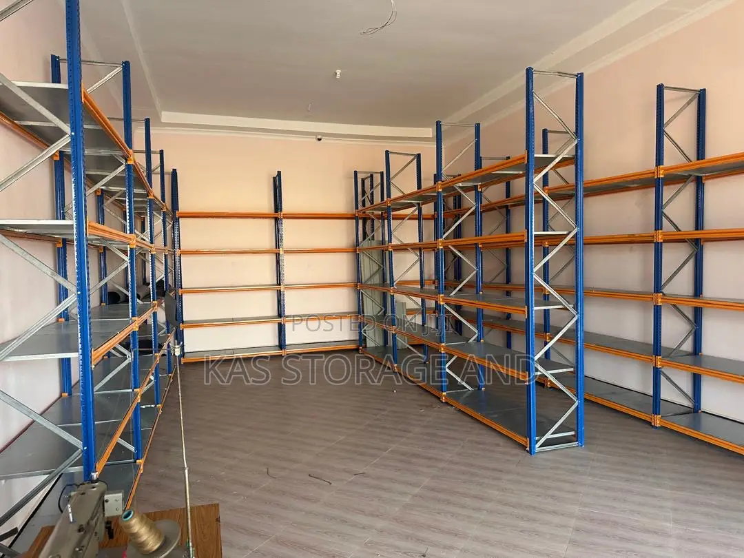 Shelves Za Ma Duka Na Supermarket. Mfumo Mpiya Bei Nzuri