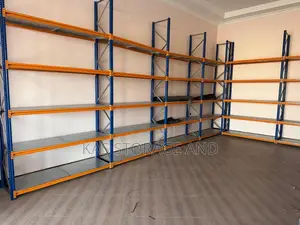 Shelves Za Ma Duka Na Supermarket. Mfumo Mpiya Bei Nzuri