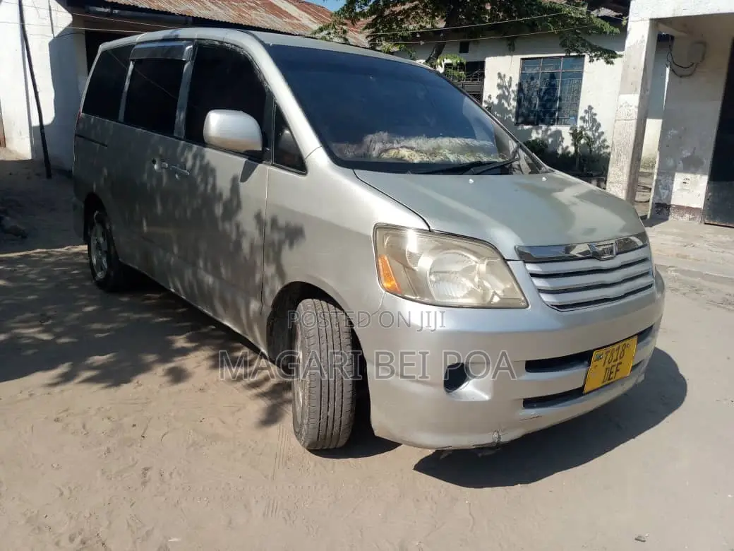 Toyota Noah 2003 Silver