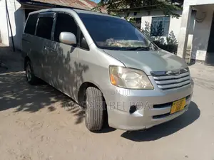 Toyota Noah 2003 Silver