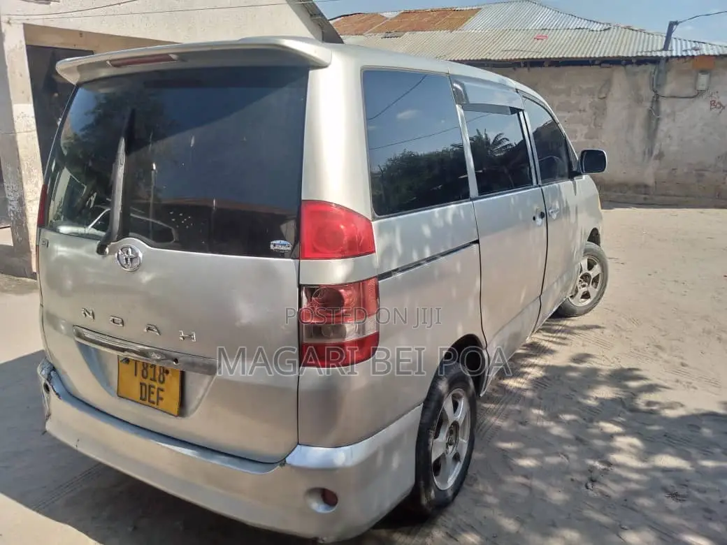 Toyota Noah 2003 Silver