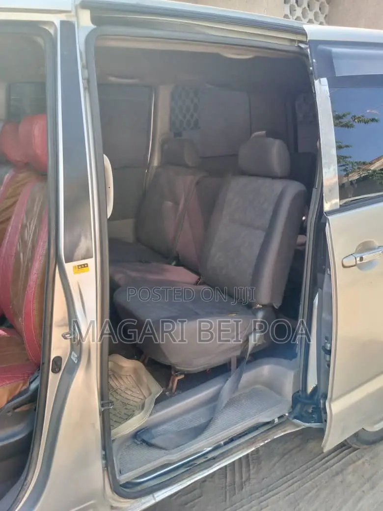 Toyota Noah 2003 Silver