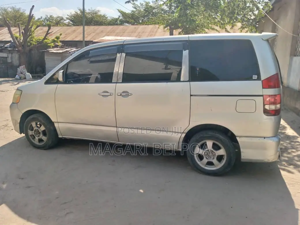 Toyota Noah 2003 Silver