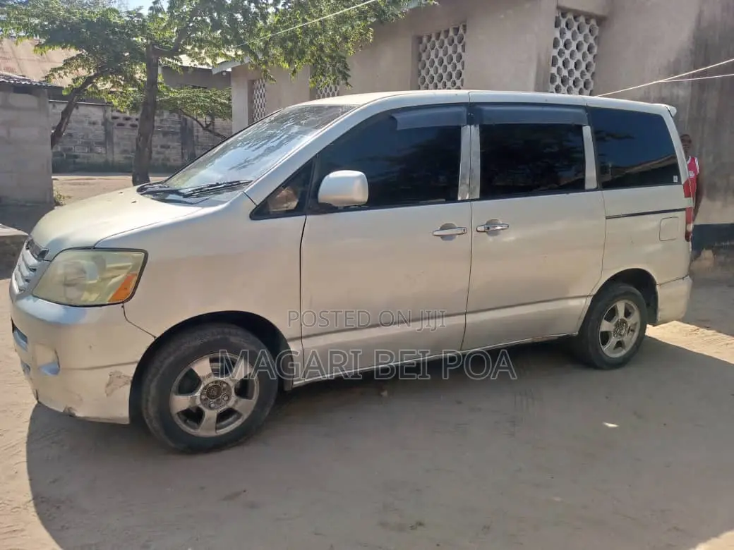 Toyota Noah 2003 Silver