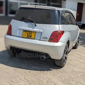 Toyota IST 2002 Silver
