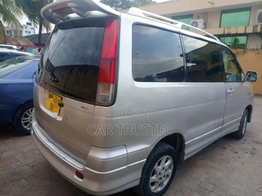 Toyota Noah 2.0 AWD (8 Seater) 2003 Silver