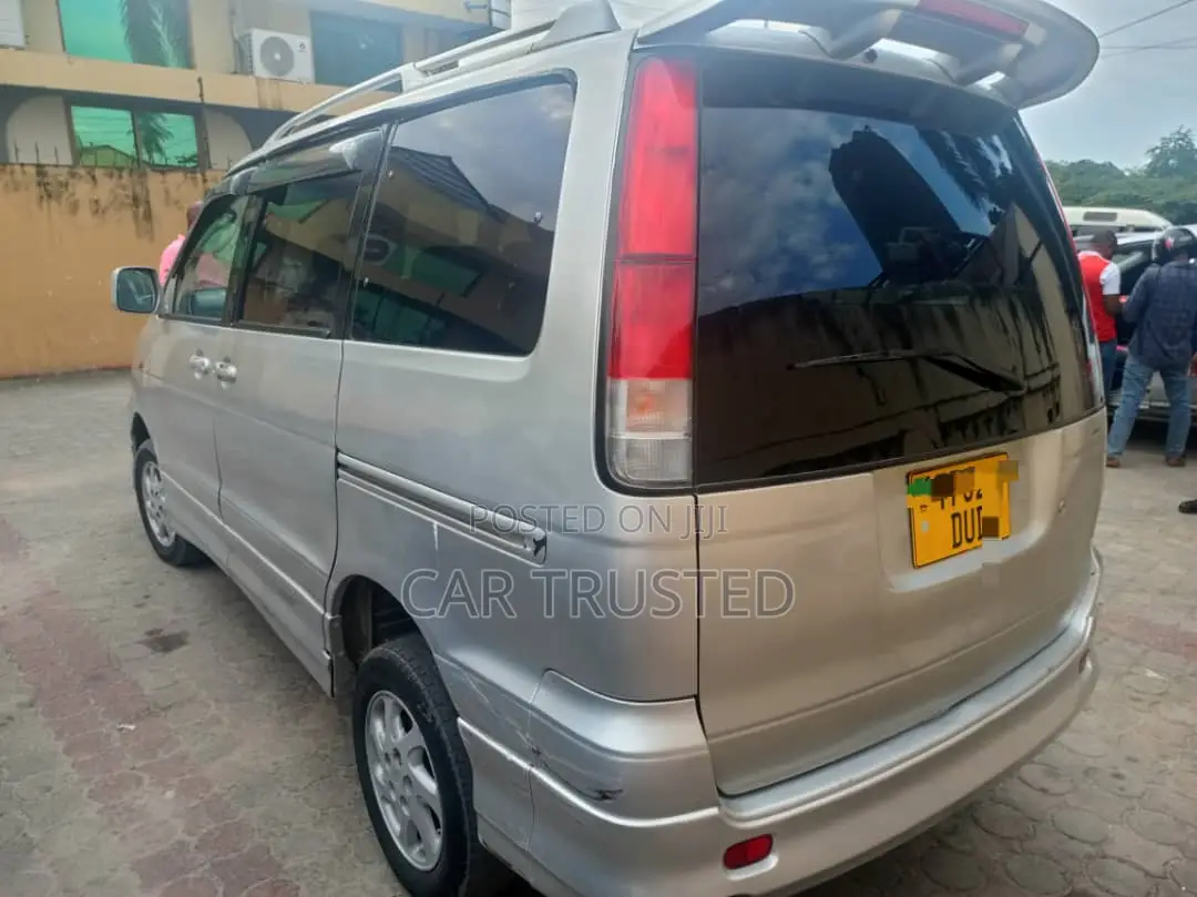 Toyota Noah 2.0 AWD (8 Seater) 2003 Silver