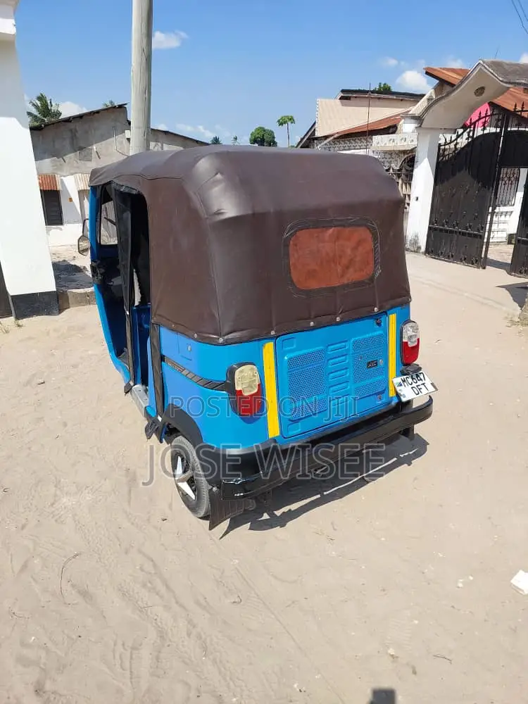 Bajaj Avenger 200 2024 Blue