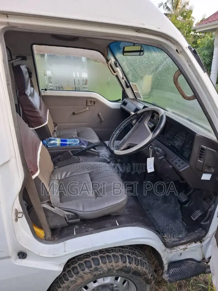 Nissan Caravan (Urvan) 2000 White