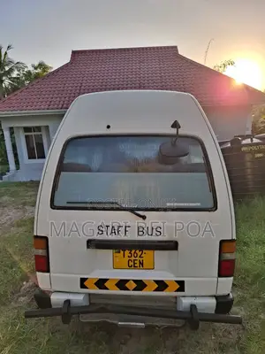 Nissan Caravan (Urvan) 2000 White