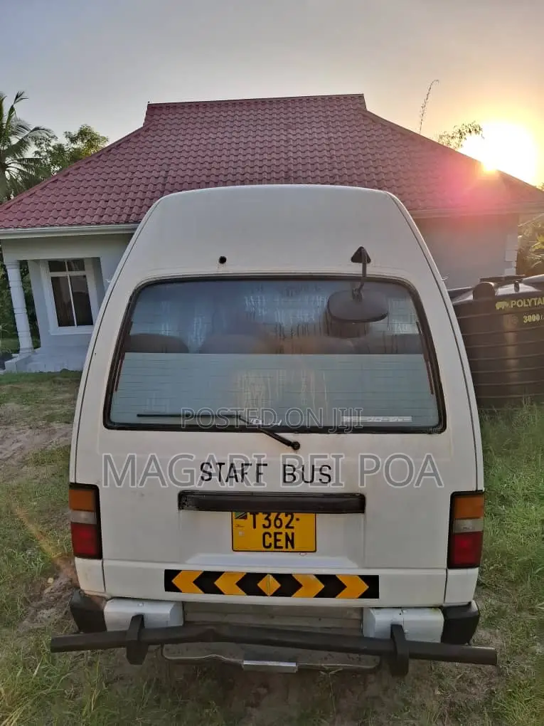 Nissan Caravan (Urvan) 2000 White