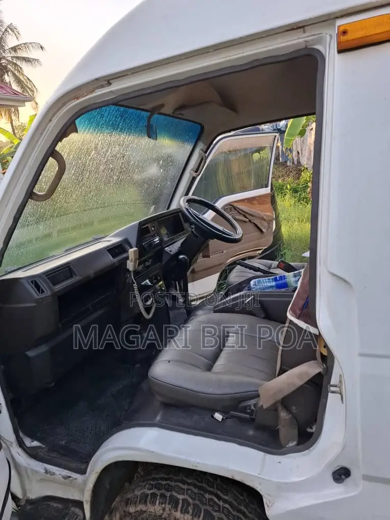 Nissan Caravan (Urvan) 2000 White