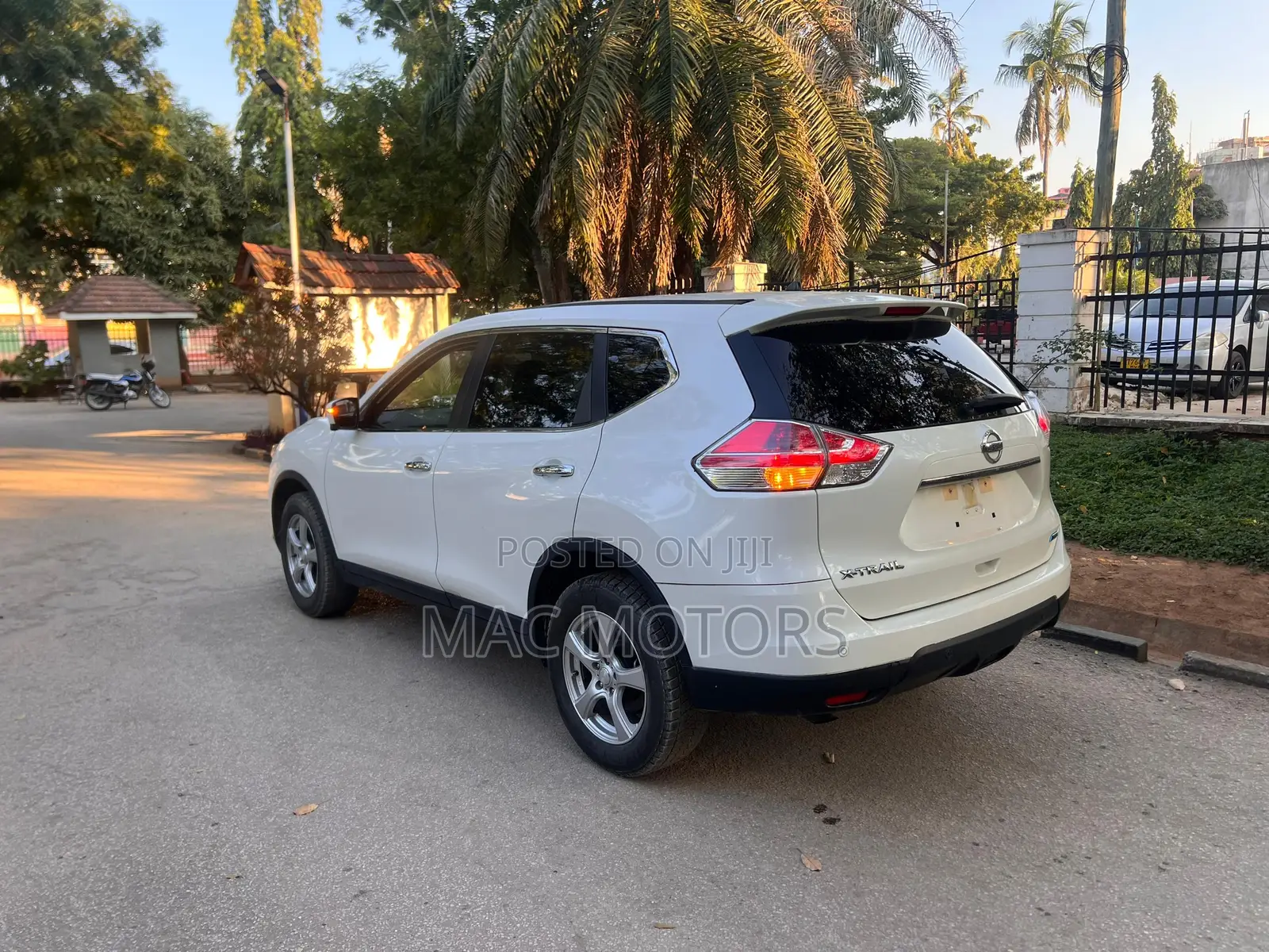 Nissan X-Trail 2.0 Petrol FWD 2015 White