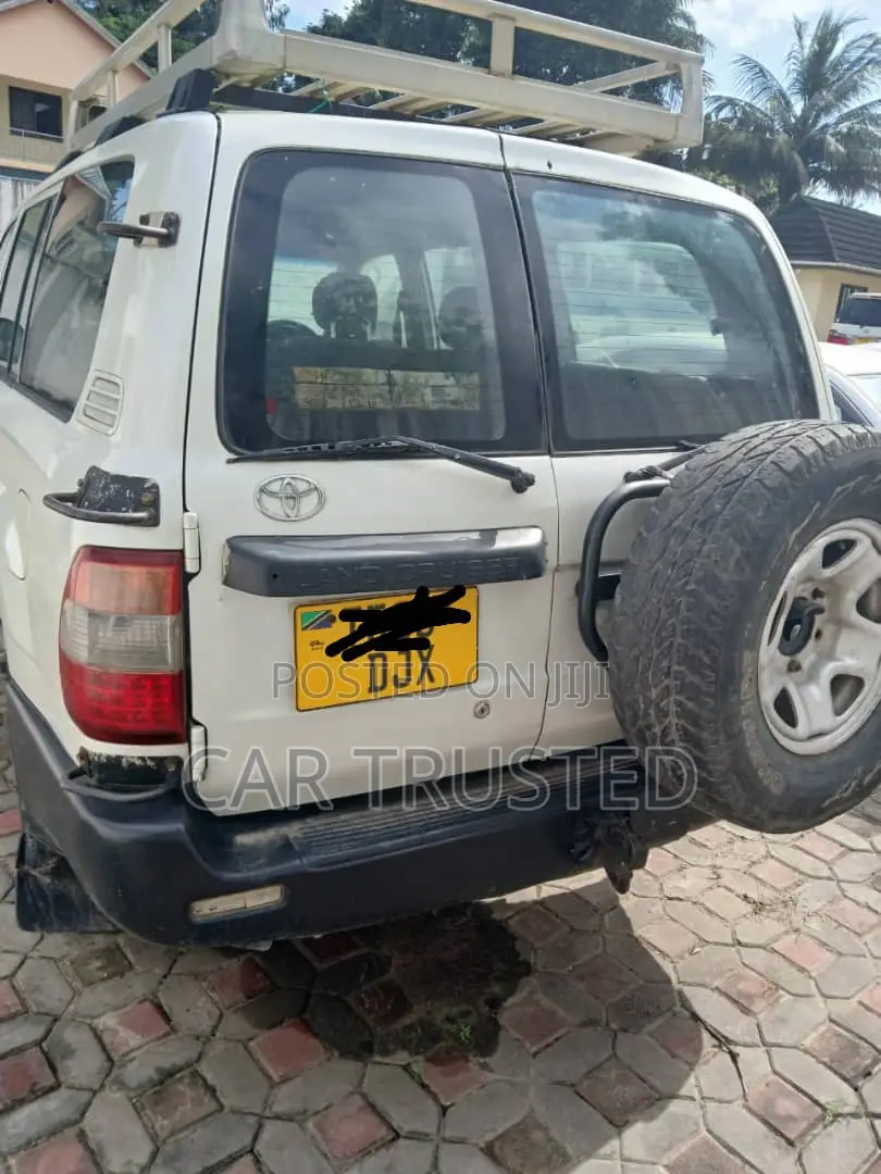 Toyota Land Cruiser 1999 White