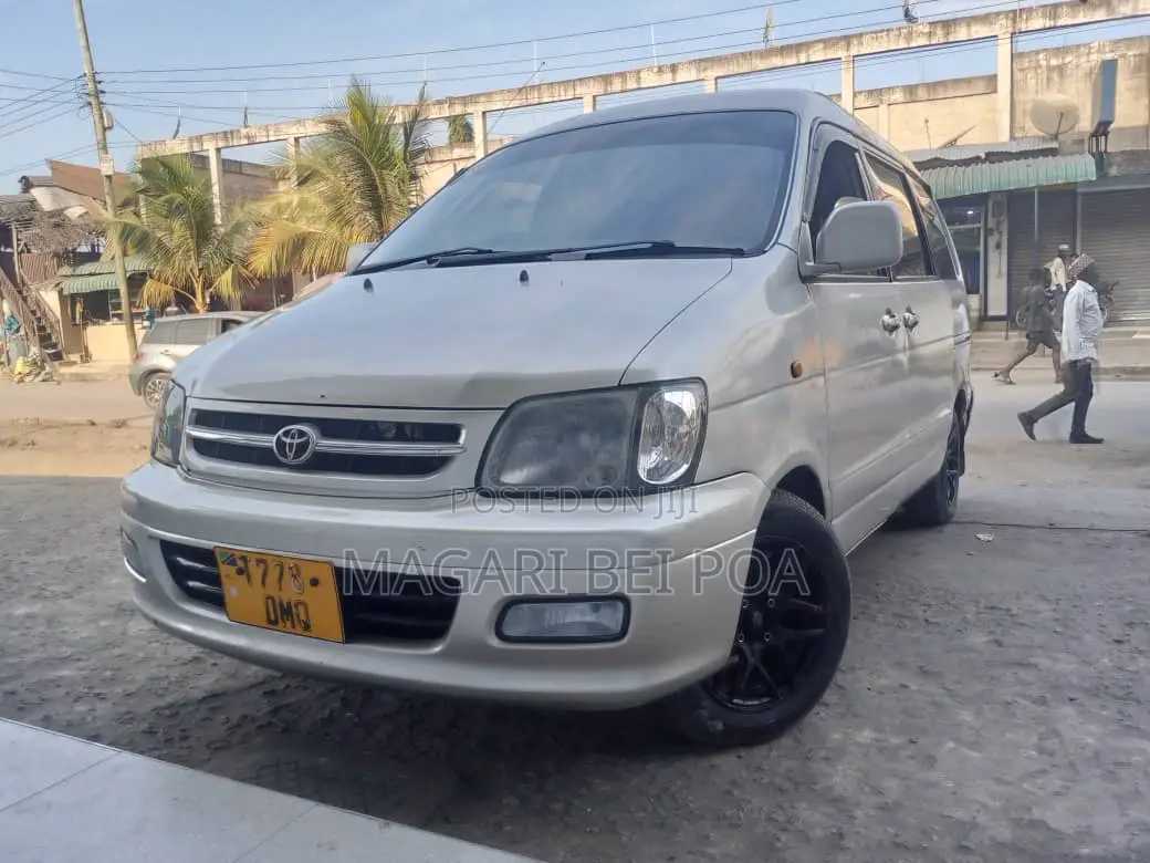 Toyota Noah 2005 Silver