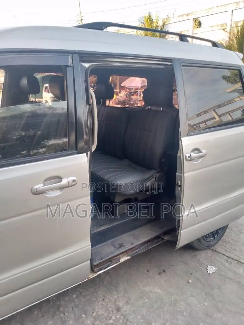 Toyota Noah 2005 Silver
