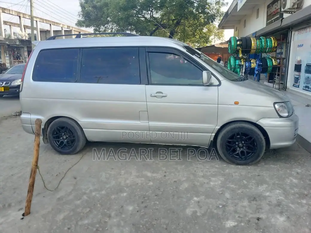 Toyota Noah 2005 Silver