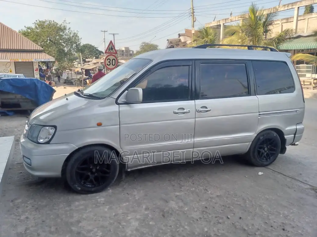Toyota Noah 2005 Silver