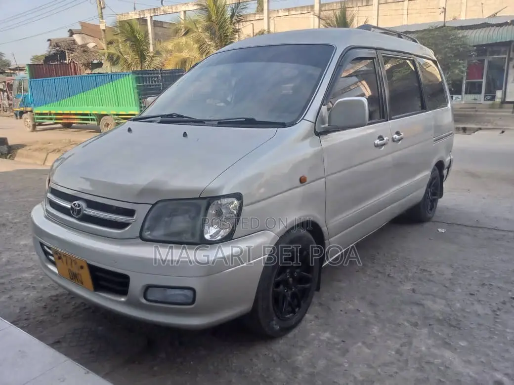 Toyota Noah 2005 Silver