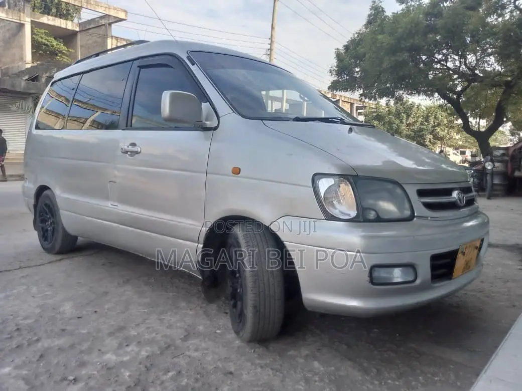 Toyota Noah 2005 Silver
