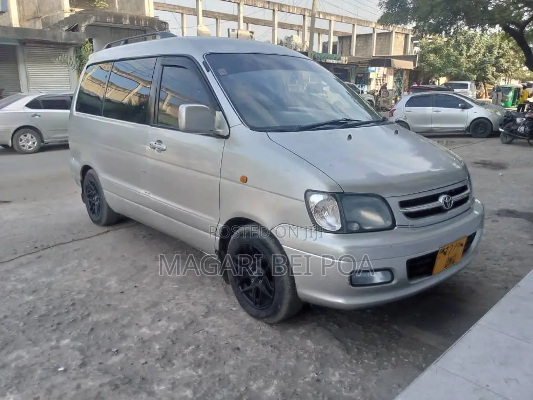 Toyota Noah 2005 Silver