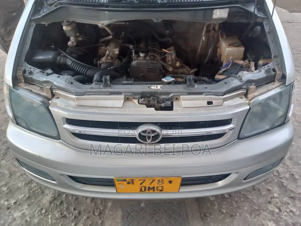 Toyota Noah 2005 Silver
