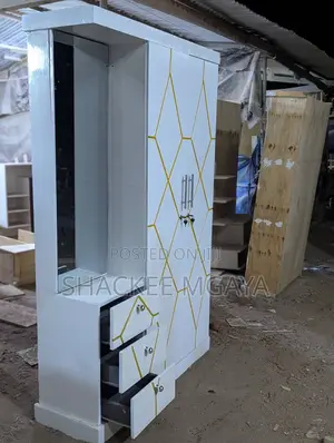 Kabati Milango Mitatu